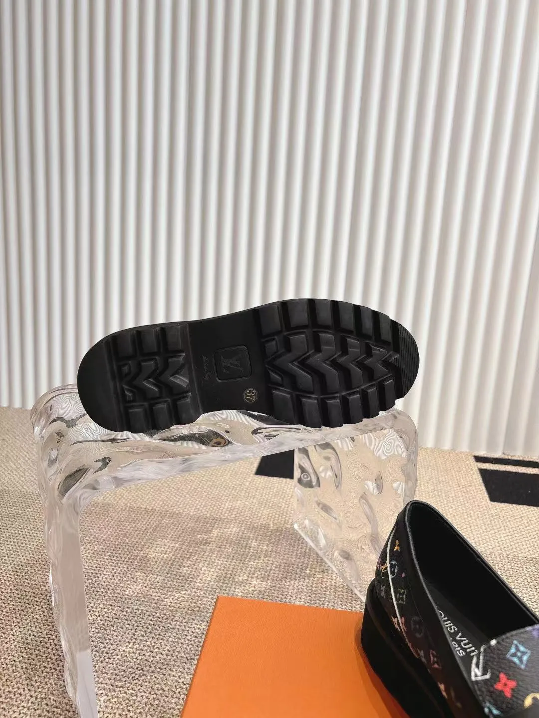 👟👟Ex-factory price 720👟👟 Loaf | ²⁰²5 𝐬𝐬 🤍🤎 LV Louis Vuitton counter’s latest 🆕presbyopia cowhide thick-soled loafer series! New for purchasing agents 🆕 This platform thick-soled series is very popular this year. It has a height-increasing effect and is a fashion leader. It is absolutely yyds! Fabric: Imported open-edge beaded cowhide, cowhide lining. Thick-soled platform shoelaces with logo and non-slip soles. This shoe is very comfortable on the feet and feels great. Original one-to-one molded outsole. Heel height 5cm. Size: 35-41 40 41 Customized ⚠ Comes with counter packaging